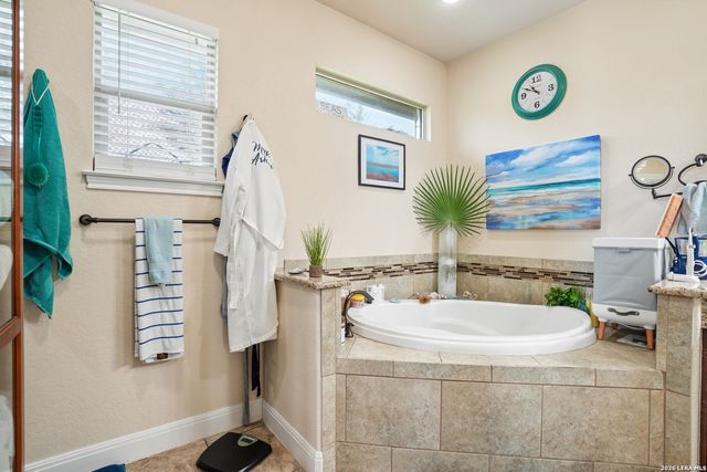 137 FAIRWAY DR, Floresville, TX 78114