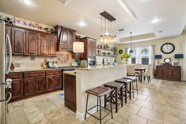 137 FAIRWAY DR, Floresville, TX 78114