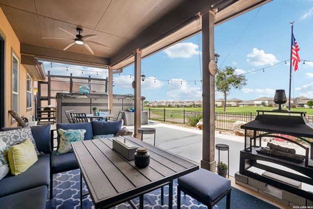 137 FAIRWAY DR, Floresville, TX 78114