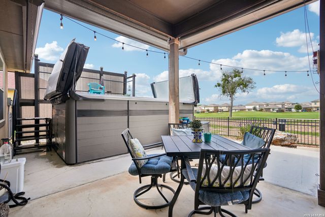137 FAIRWAY DR, Floresville, TX 78114