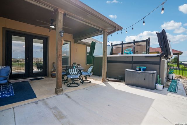 137 FAIRWAY DR, Floresville, TX 78114