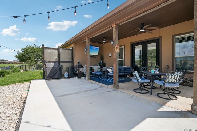 137 FAIRWAY DR, Floresville, TX 78114