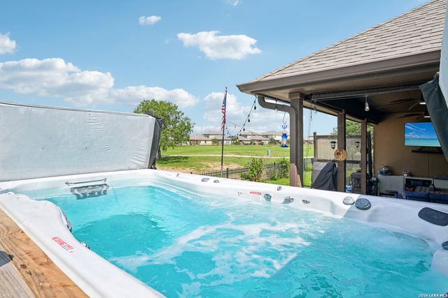 137 FAIRWAY DR, Floresville, TX 78114