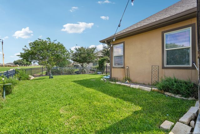 137 FAIRWAY DR, Floresville, TX 78114