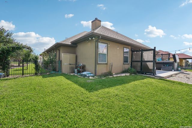 137 FAIRWAY DR, Floresville, TX 78114