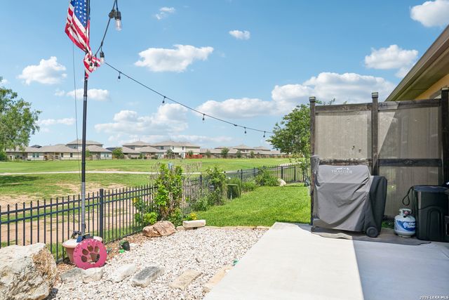 137 FAIRWAY DR, Floresville, TX 78114