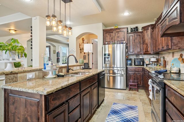 137 FAIRWAY DR, Floresville, TX 78114
