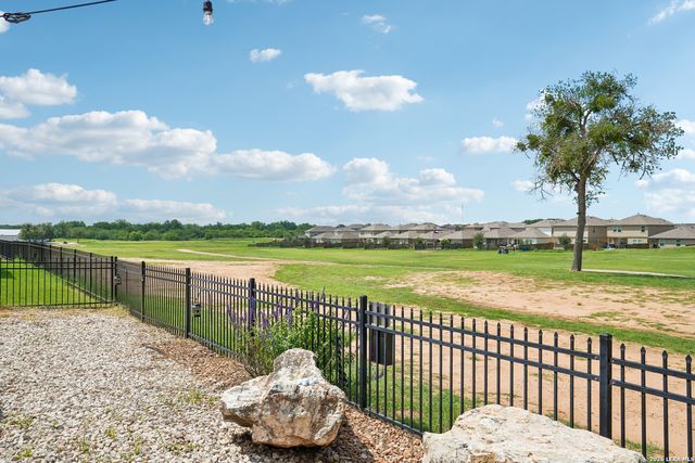137 FAIRWAY DR, Floresville, TX 78114