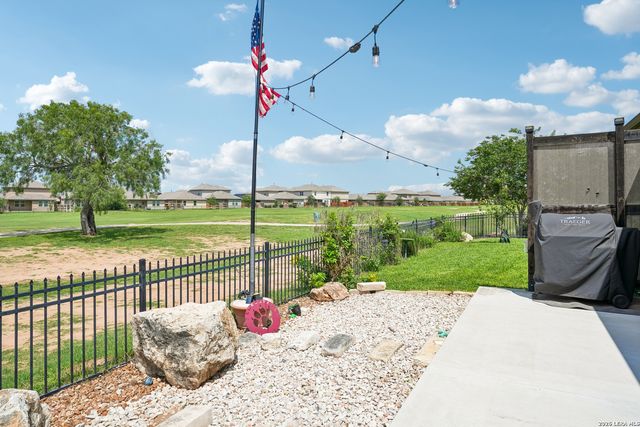 137 FAIRWAY DR, Floresville, TX 78114