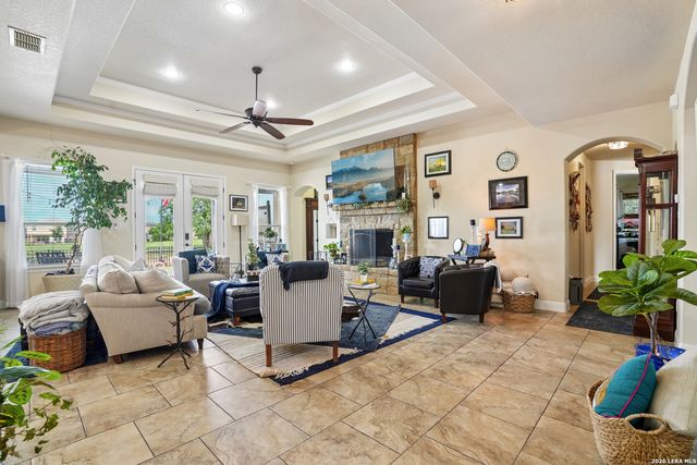 137 FAIRWAY DR, Floresville, TX 78114