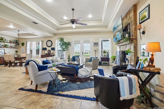 137 FAIRWAY DR, Floresville, TX 78114