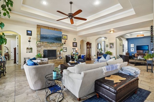 137 FAIRWAY DR, Floresville, TX 78114