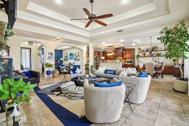 137 FAIRWAY DR, Floresville, TX 78114