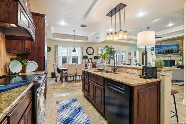 137 FAIRWAY DR, Floresville, TX 78114