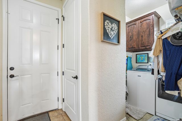 137 FAIRWAY DR, Floresville, TX 78114