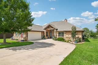 137 FAIRWAY DR, Floresville, TX 78114