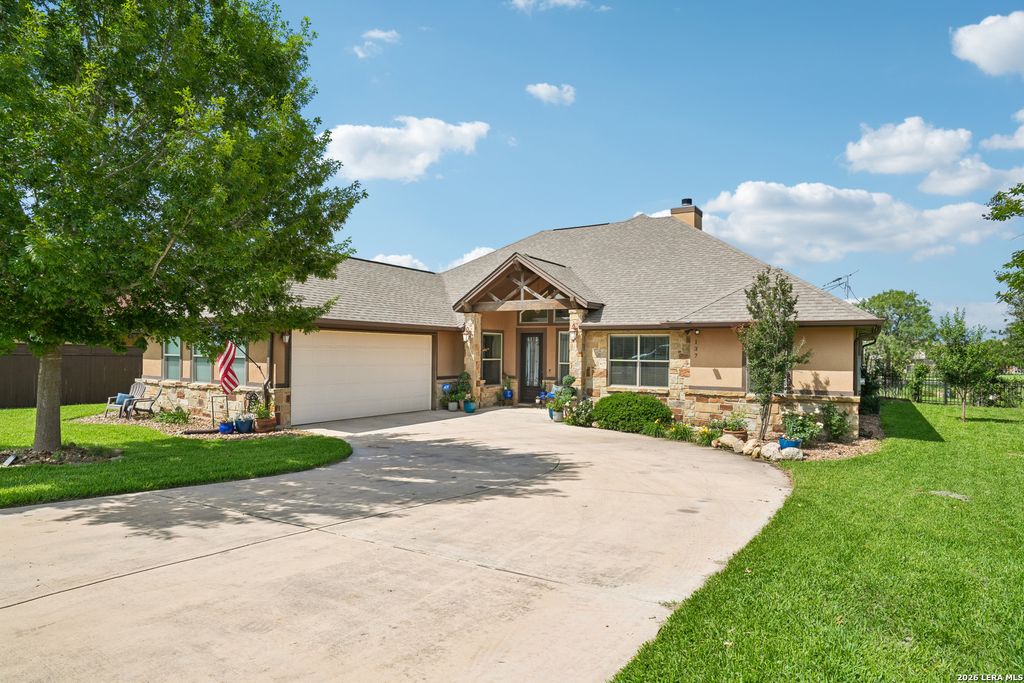 137 FAIRWAY DR, Floresville, TX 78114
