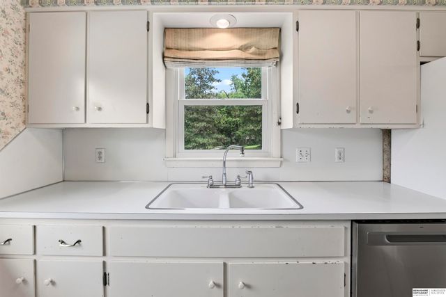 11303 Oakland Drive, Papillion, NE 68133