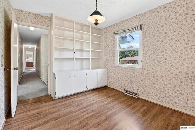 11303 Oakland Drive, Papillion, NE 68133