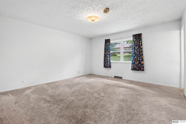 11303 Oakland Drive, Papillion, NE 68133