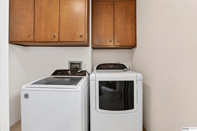 11303 Oakland Drive, Papillion, NE 68133