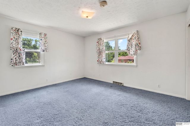 11303 Oakland Drive, Papillion, NE 68133