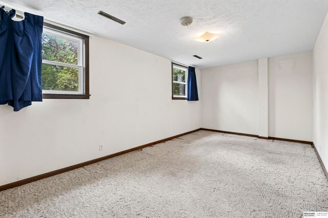 11303 Oakland Drive, Papillion, NE 68133