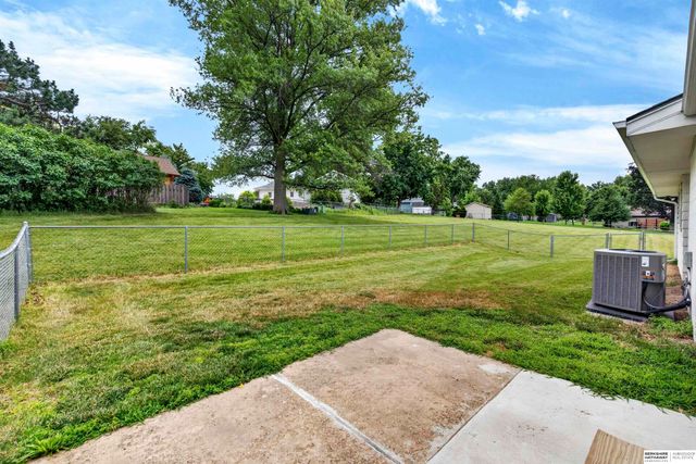 11303 Oakland Drive, Papillion, NE 68133