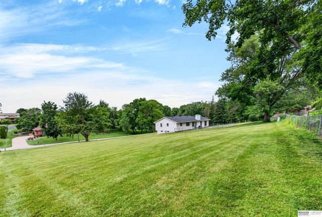 11303 Oakland Drive, Papillion, NE 68133
