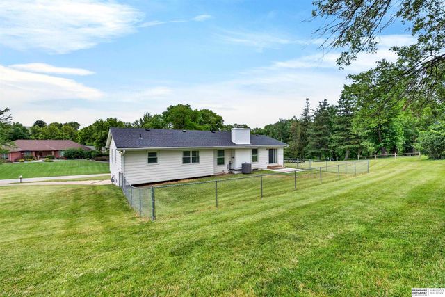 11303 Oakland Drive, Papillion, NE 68133
