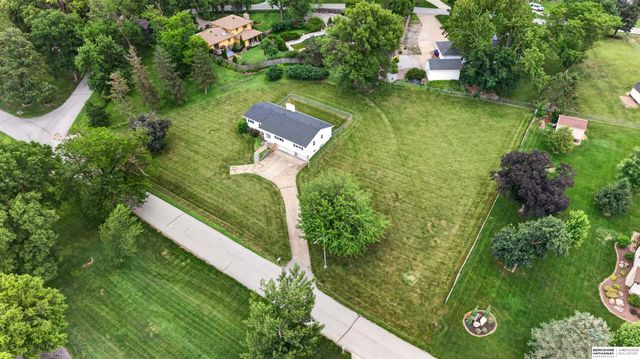 11303 Oakland Drive, Papillion, NE 68133