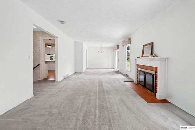 11303 Oakland Drive, Papillion, NE 68133