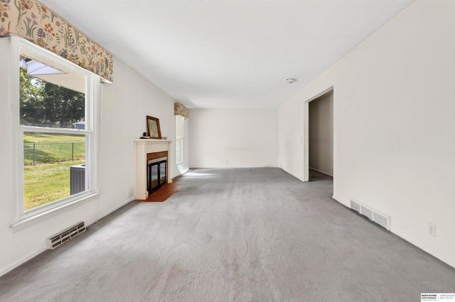 11303 Oakland Drive, Papillion, NE 68133