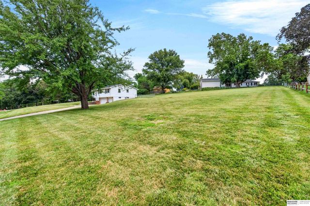 11303 Oakland Drive, Papillion, NE 68133