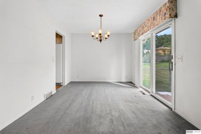 11303 Oakland Drive, Papillion, NE 68133