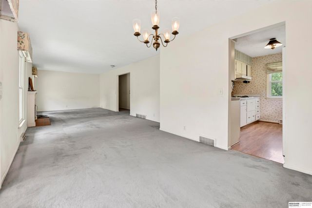 11303 Oakland Drive, Papillion, NE 68133