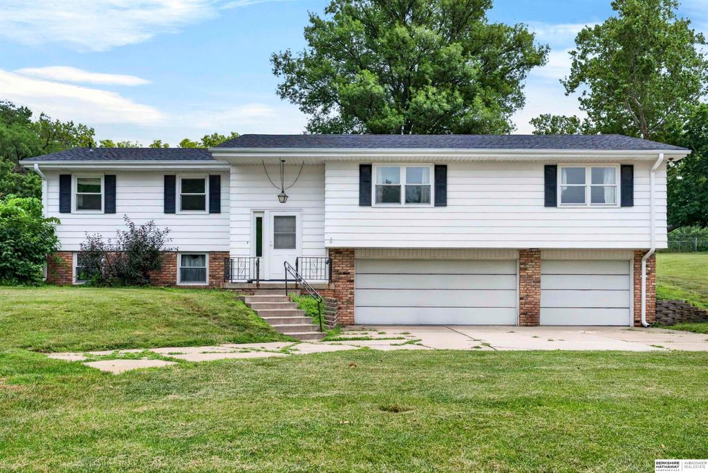 11303 Oakland Drive, Papillion, NE 68133