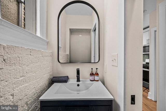 1742 L ST NE, Washington, DC 20002