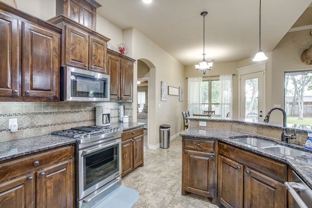 112 Heritage Place, Glen Rose, TX 76043
