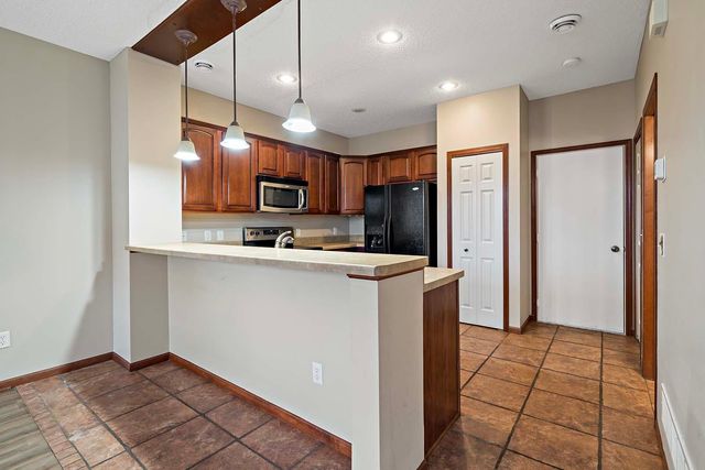 11003 Oak Grove Circle B, Woodbury, MN 55129