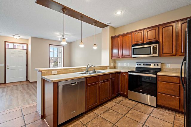 11003 Oak Grove Circle B, Woodbury, MN 55129