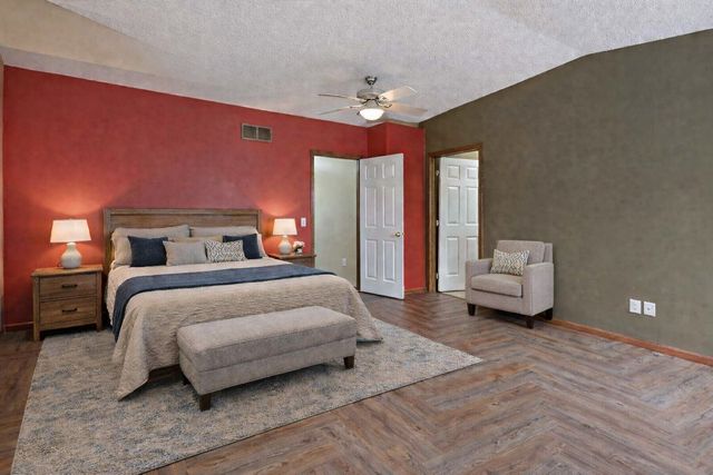 11003 Oak Grove Circle B, Woodbury, MN 55129