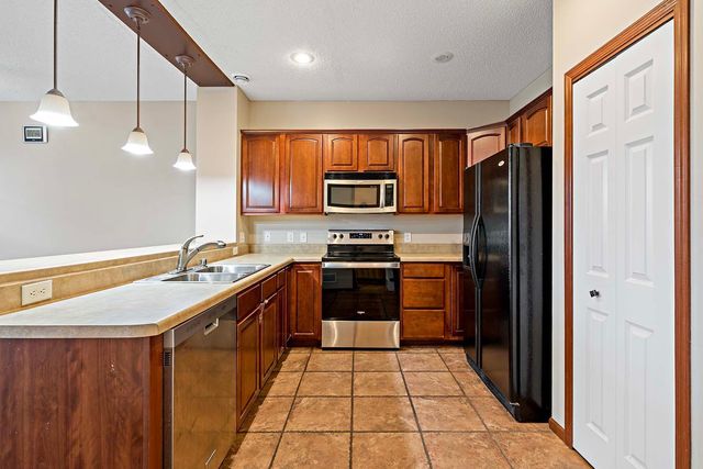 11003 Oak Grove Circle B, Woodbury, MN 55129