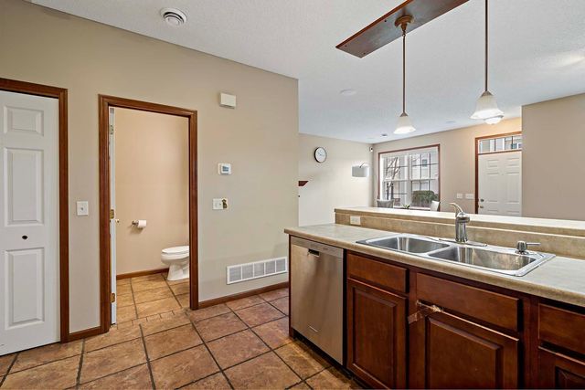 11003 Oak Grove Circle B, Woodbury, MN 55129