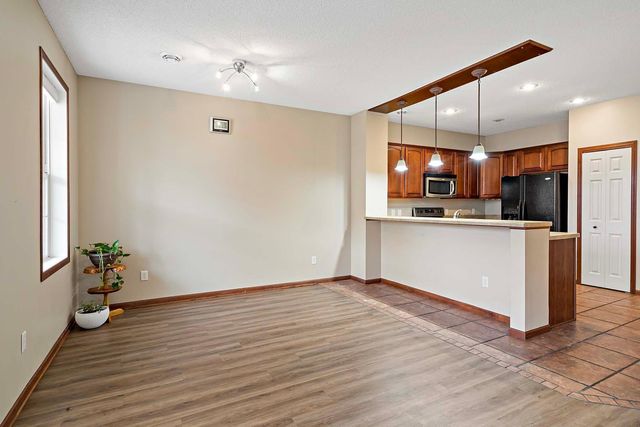 11003 Oak Grove Circle B, Woodbury, MN 55129