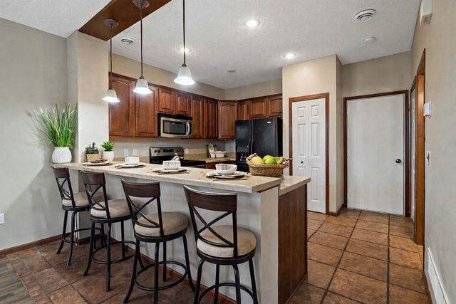 11003 Oak Grove Circle B, Woodbury, MN 55129