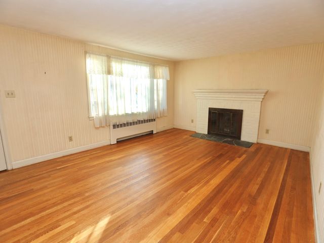 6 Rochelle St, Worcester, MA 01606