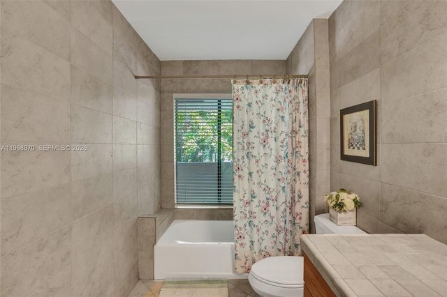 16465 NE 26th Avenue 18, North Miami Beach, FL 33160