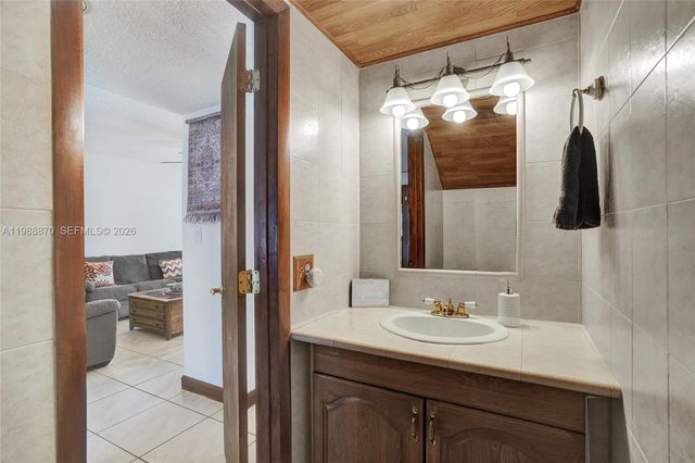16465 NE 26th Avenue 18, North Miami Beach, FL 33160