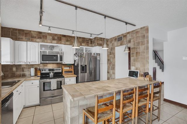16465 NE 26th Avenue 18, North Miami Beach, FL 33160